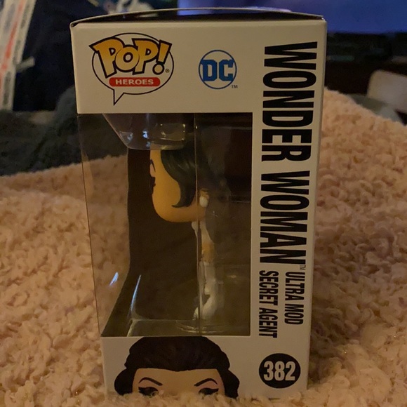 80th Anniversary Wonder Woman FUNKO - Picture 2 of 4
